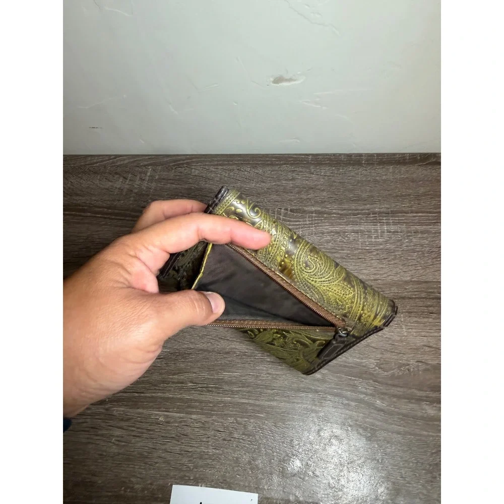 Unbranded trifold wallet